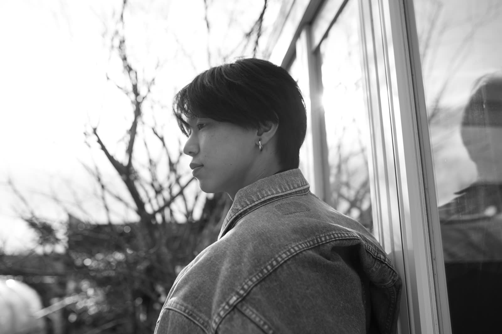 プロフィール写真。カメラを構えた姿のポートレート。